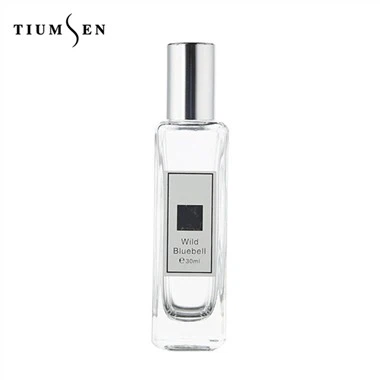 彼女のために彫刻された香水瓶