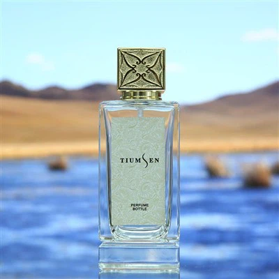 彫刻された香水瓶